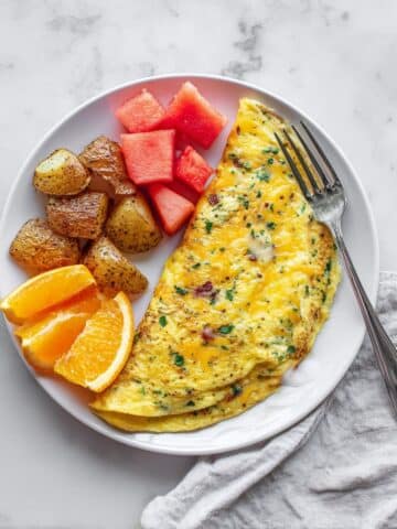 High-Protein Spinach and Red Bell Pepper Omelet Recipe