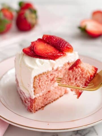 Strawberry Jello Poke Cake Recipe