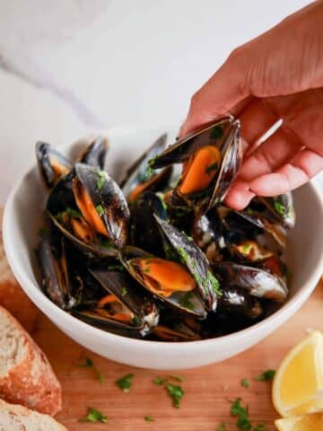 Steamed Mussels in White Wine (Moules Marinière) Recipe